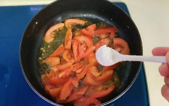 加入少许盐和白糖