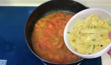 倒入鸡蛋翻炒均匀