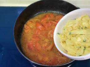倒入鸡蛋翻炒均匀