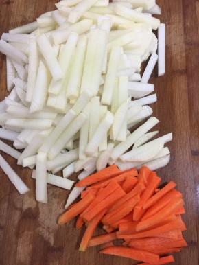 把白萝卜和胡萝卜切成筷子粗细的条儿。（萝卜条不要切的太粗，否则入味儿慢。）