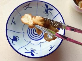 把油条放碗里