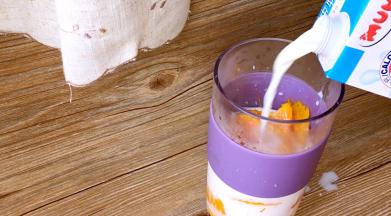 将熟南瓜加进料理杯中，加入牛奶