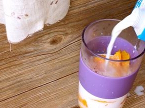 将熟南瓜加进料理杯中，加入牛奶