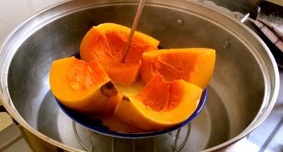 用筷子能轻松扎透即可