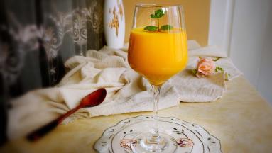 一杯香浓润滑的南瓜奶昔就做好了