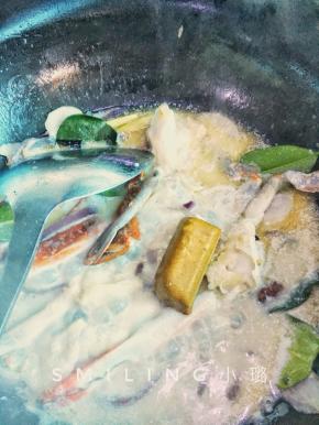 最后加咖喱块，搅拌均匀