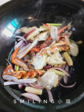 加入蟹块翻炒