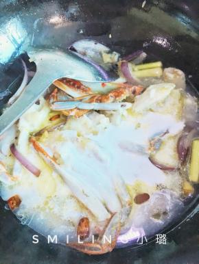 加适量水，加椰浆，小火慢煮