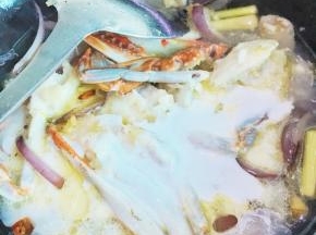 加适量水，加椰浆，小火慢煮