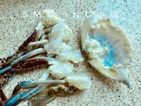 梭子蟹洗干净，可以用废旧牙刷刷洗脏的地方，比较彻底，去蟹壳，蟹腮，蟹胃，蟹肠，切块