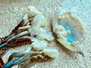 梭子蟹洗干净，可以用废旧牙刷刷洗脏的地方，比较彻底，去蟹壳，蟹腮，蟹胃，蟹肠，切块