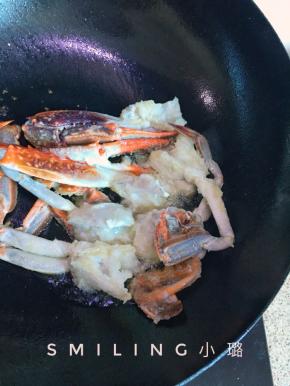 省油大法，锅子侧过来，这样炸蟹比较省油，哈哈