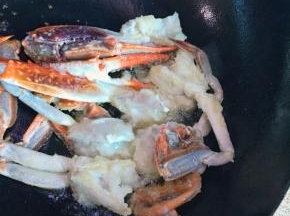 省油大法，锅子侧过来，这样炸蟹比较省油，哈哈