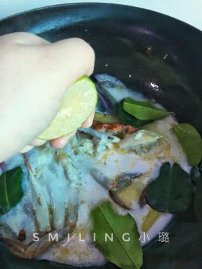 放入柠檬叶，挤青柠汁