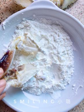 切口用生粉包裹，避免蟹肉掉出来