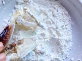 切口用生粉包裹，避免蟹肉掉出来