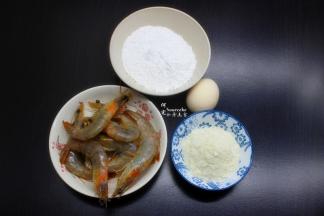 准备食材：青虾、裹炸粉、面包糠、鸡蛋等；