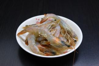 青虾解冻、用牙签去虾线、剪刀去腮； PS：虾线可以用牙签在背部挑开，很容易去虾线。