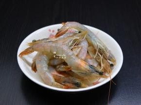 青虾解冻、用牙签去虾线、剪刀去腮； PS：虾线可以用牙签在背部挑开，很容易去虾线。
