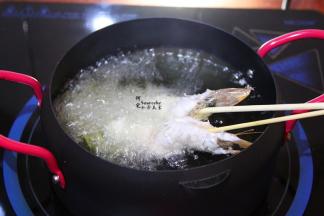 热锅，倒油，油温达到150度左右，放入虾炸；