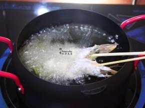 热锅，倒油，油温达到150度左右，放入虾炸；