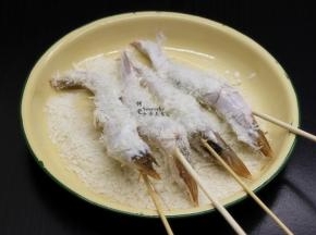 再蘸上蛋液、裹上裹炸粉；