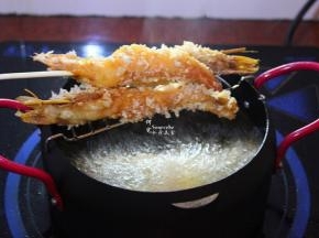 炸至金黄色，捞出，把油温调高到180度，第二炸；