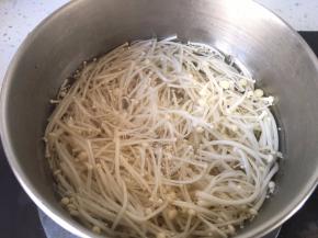 将金针菇在热水中焯熟