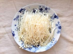 将金针菇洗净，撕成一根根的