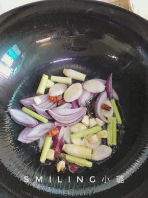 干辣椒、南姜、洋葱、香茅、大蒜瓣下油锅翻炒一会