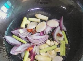 干辣椒、南姜、洋葱、香茅、大蒜瓣下油锅翻炒一会