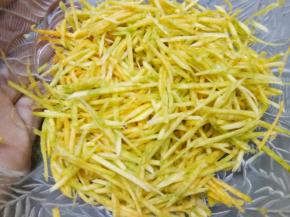 南瓜去皮用细的擦丝工具擦成细丝