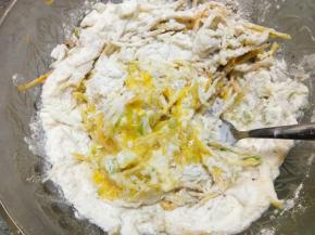 打入一个鸡蛋，放入适量盐，半碗面粉