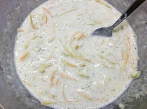 慢慢倒水调成可以顺畅流动的面糊，流动性越强成品越软