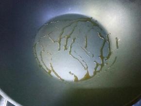 不粘锅倒一点芝麻油，总芝麻油来煎特别香呦