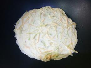 舀一勺面糊进去，转动锅子使其平铺