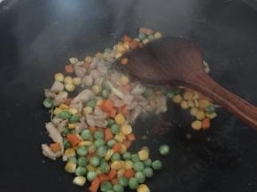倒入鸡肉翻炒后装盘备用