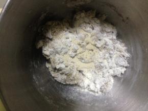 除了酵母和蔓越莓 其他材料搅拌到没有干粉 撒上干酵母 静置20分钟