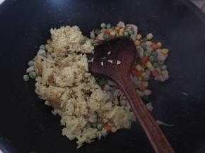 然后将鸡肉蔬菜和米饭所有材料一起饭菜均匀