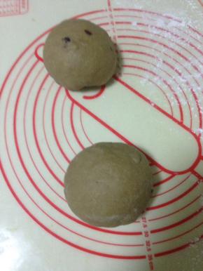 取出分成两份 轻拍排气滚圆松弛15分钟