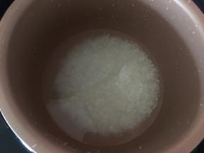 米淘洗干净后加入适量清水按煮饭键煮熟