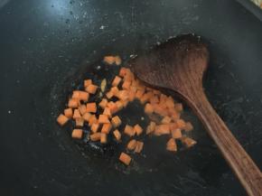 利用锅里的余油炒香胡萝卜粒