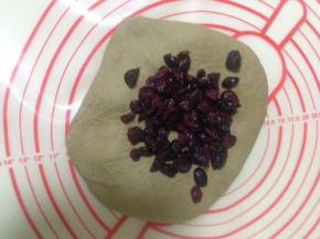 面团搅打至光滑 加入蔓越莓干揉匀