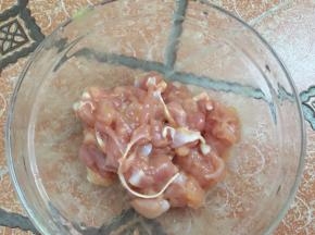 再放入碗里腌制半小时