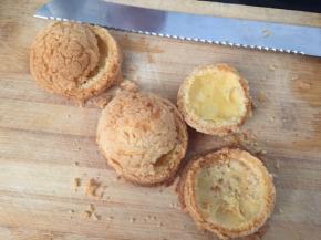 酥皮泡芙横向切块（酥皮泡芙的做法见我的菜谱）