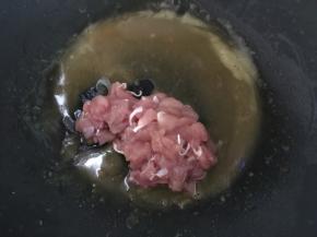 放入鸡肉搅拌均匀