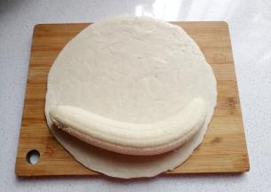 香蕉一根去皮，摆在飞饼上；