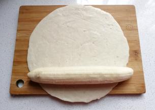 然后轻巧用力把香蕉压直；