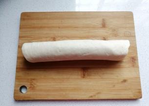 再从底端向上卷起，要卷紧些哈；