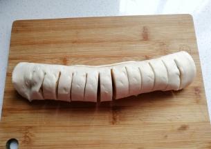 然后顺着一边切成均匀的小段，另一边留一小部分不要切断；